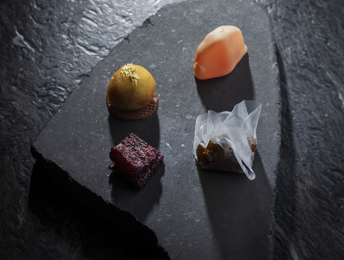 Restaurante balcon del zócalo - Menú otoño - postres: Gominola de kombucha, Piedra liquida de granada y especias